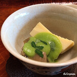 日本料理 新茶家 - 煮鮑､筍､揚げ粟麩の炊合せ碓井豌豆のうすい餡掛け