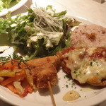 マザーエスタ - チキンのトマトチーズ焼きとジャガイモと大根の串揚げ、人参のエスカベッシュ