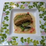 モナリザ - 魚料理：白ごまをパネしたアイナメのフライ　春キャベツとわかめ風味　シェリーソース