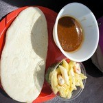 カレーのお店 ハイシ - チキンカレーとナンです。 持参したプレートに乗っけて食べました。