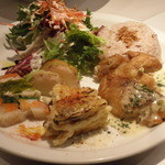 マザーエスタ - スズキのポアレ　マカロニのチーズ焼き　大根と人参と鶏のテリーヌ