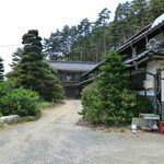 ほそばら - 手前の建物はこの家人のお宅。奥が以前は養蚕業を行っていた建物を改装した蕎麦屋。