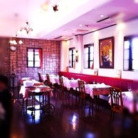ラ・フェット - 天井が高くて明るい店内。