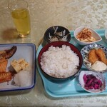 Izakaya kampai - サーモンハラスと、塩焼さばセット 800円(税込)
