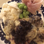 moi - プレート部分のアップ。ミートボールをクリームソースとジャムで食べる料理