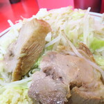 ラーメン二郎 - 豚の厚み