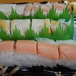 成城石井 - 金目鯛と鰤とサーモンの押し寿司