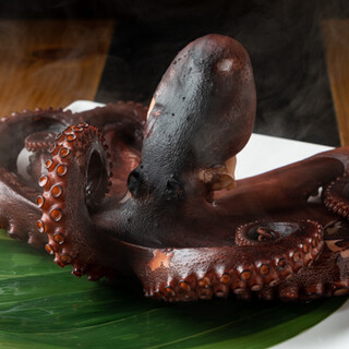 Freshly boiled! Enjoy plenty of Hinakashima's specialty "boiled octopus" ◎