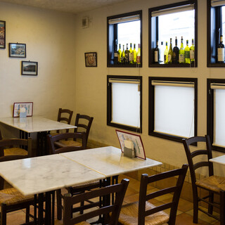 Creates a southern Italian atmosphere ◆ Perfect for dining with the family