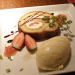 マザーエスタ - ローズマリーと蜂蜜のジェラートとイチゴのロールケーキ