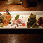 マザーエスタ - サーモンマリネ、大根の柚子クリームチーズ巾着、ほうれん草のフリッタータ、ジャガイモのアランチーニ