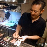 焼鳥・元気 - 【本人許諾済み】に一番近いカウンターの前で焼き鳥を焼いているんですよ。 こうやって、若い大将が、心を込めて美味しい焼き鳥を焼いています。 気さくで優しい大将です。 