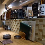 焼鳥・元気 - お店の雰囲気です。 今回は、カウンターで食べました。 カウンター席は４席あるんですよ。