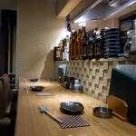 焼鳥・元気 - 座り心地の良い椅子に座って食べる事が出来ます。 カウンターの前が調理場になっています。