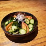 裙帶菜和黃瓜的韓式生菜沙拉