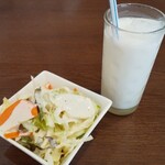 大阪ハラールレストラン - サラダ、ラッシー