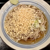 名代 三田そば - しっかり〆た極細麺に天かすたっぷり