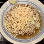 名代 三田そば - しっかり〆た極細麺に天かすたっぷり