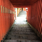 美松食堂 - 太鼓谷稲成神社の鳥居