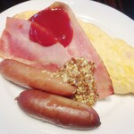 ザ・リッツ・カールトン沖縄 - オムレツ、ベーコン、ソーセージ