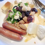 ザ・リッツ・カールトン沖縄 - チーズ、ソーセージ、サラダ