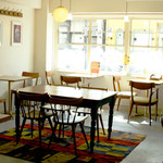 COUZT CAFE - 昼間の店内です。昼も夜も雰囲気◎！