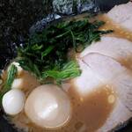 横濱家系ラーメン 勝鬨家 - 勝鬨ラーメン並アップ