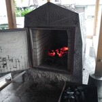 山麓園 - こちらの炭火を囲炉裏に入れます