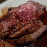 炭火焼酒亭ローリンストーン - 名物／豪州産骨付きラムロース　ズームアップ