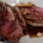 炭火焼酒亭ローリンストーン - 名物／豪州産骨付きラムロース　ズームアップ