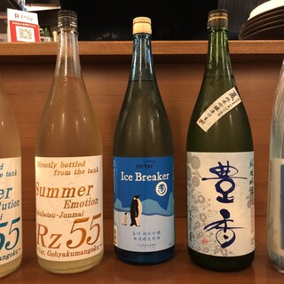 常時25種類の日本酒を均一価格で。お料理のお供にどうぞ。