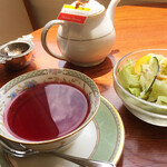 Firippusugadenkafe - ハイビスカスとオレンジの紅茶(3-4択あり)はポットにお湯のお代わりを絶妙なタイミングでもってきてくれます。