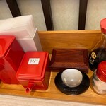 とんかつ・なべ 多津美 - 卓上の調味料