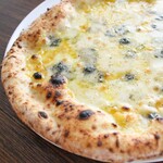 Pizzeria 244 - 4種のチーズのクワトロフォルマッジ