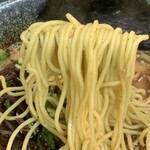 Tonkotsu Menya Hino Kuni - 火の国しおラーメン 黒、麺リフト