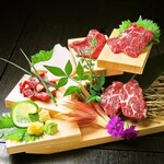 Assortment of 5 pieces of carefully selected horse sashimi (2 servings) from 4,950 yen A staircase platter full of horse meat!