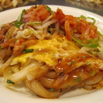 広島流お好み焼き 秀 - 肉玉ベースにキムチが入って濃厚な味わいに。