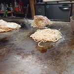 okonomiyakiteppanchuuboukokuichiya - 焼いてる様子