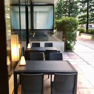 屋根のついたテラス席は開放感抜群です
                                          （冬期は使用不可）