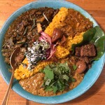 カレー独歩ちゃん - ライスに挟まれたカレーはイナダのカレーです。特別サービスで頂いちゃいました。