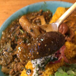 カレー独歩ちゃん - 椎茸の歯ごたえがシッカリしていてカレーはかなりスパイシー。メリハリがついているプレートです、