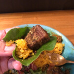 カレー独歩ちゃん - オカワカメの葉に魯肉とライスをを挟んでいただきました。