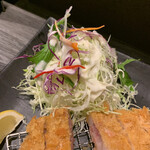 とんかつ 大喜 - サラダにはニンニクの効いたドレッシング