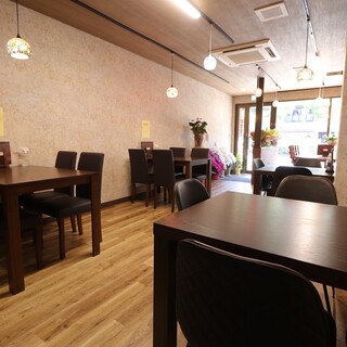 落ち着きある店内