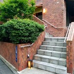 鮨 はしぐち - 最近は日が長い、まだ明るいエントランス