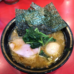 家系総本山 ラーメン 吉村家 - ラーメン(710円)
                                +味玉50円