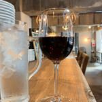 東京ブッチャーズ with OKACHI Beer Lab - 【ランチ】グラスワイン　ホールの兄さんが合うグラスワインを選んでくれた...、キンキンのお水が、たっぷしなのも嬉しい...