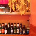 Aａｒｔｉ - キッチン手前に並ぶビール瓶