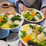 ほうば - ・豆苗・セロリ・三つ葉・インカのめざめ・万願寺唐辛子・人参・韓国かぼちゃ・茗荷・乾燥させた金針菜・干瓢・紅菜苔・マコモダケ・クレソン・豆もやし・山葵菜