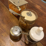 印度料理シタール - アチャール、マンゴーチャツネ、黒蜂蜜、ホットマサラ